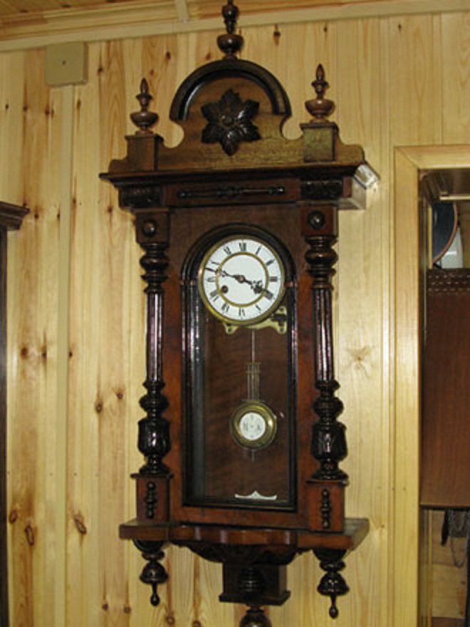 Корпус для настенных часов. Старинные настенные часы. Антикварные часы настенные. Старинные часы с маятником. Часы настенные с боем.
