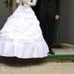 свадебные наряды:платья невесты и костюмы  жениха -недорого