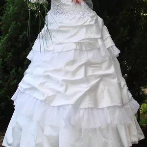 Свадебное платье из атласной ткани
