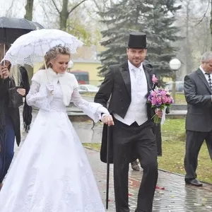свадебные наряды- платья  невесте и смокинги, фраки жениха
