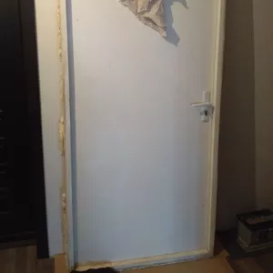 Новая тяжелая входная дверь из дерева