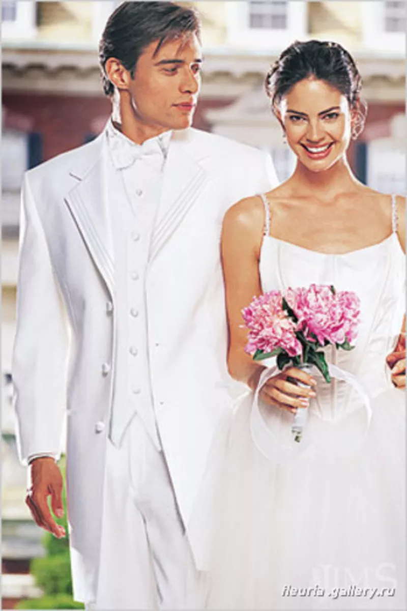 Жених в белом смокинге с невестой. Невеста и жених оба в костюмах. Жених и невеста поменялись одеждой. Невеста с женихом она в белом костюме. Оба женихи