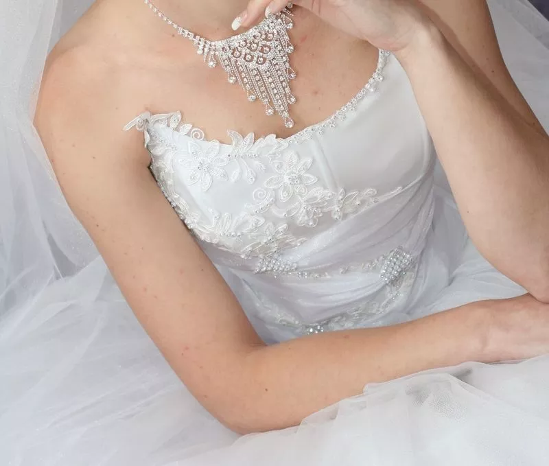 Белоснежное,  пышное свадебное платье 2