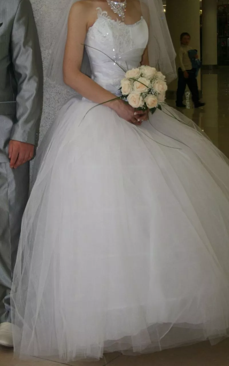 Белоснежное,  пышное свадебное платье 3