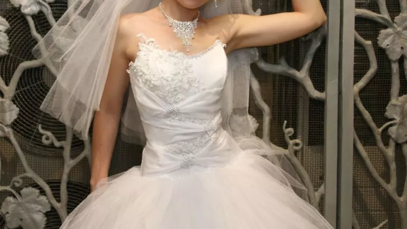 Белоснежное,  пышное свадебное платье 4