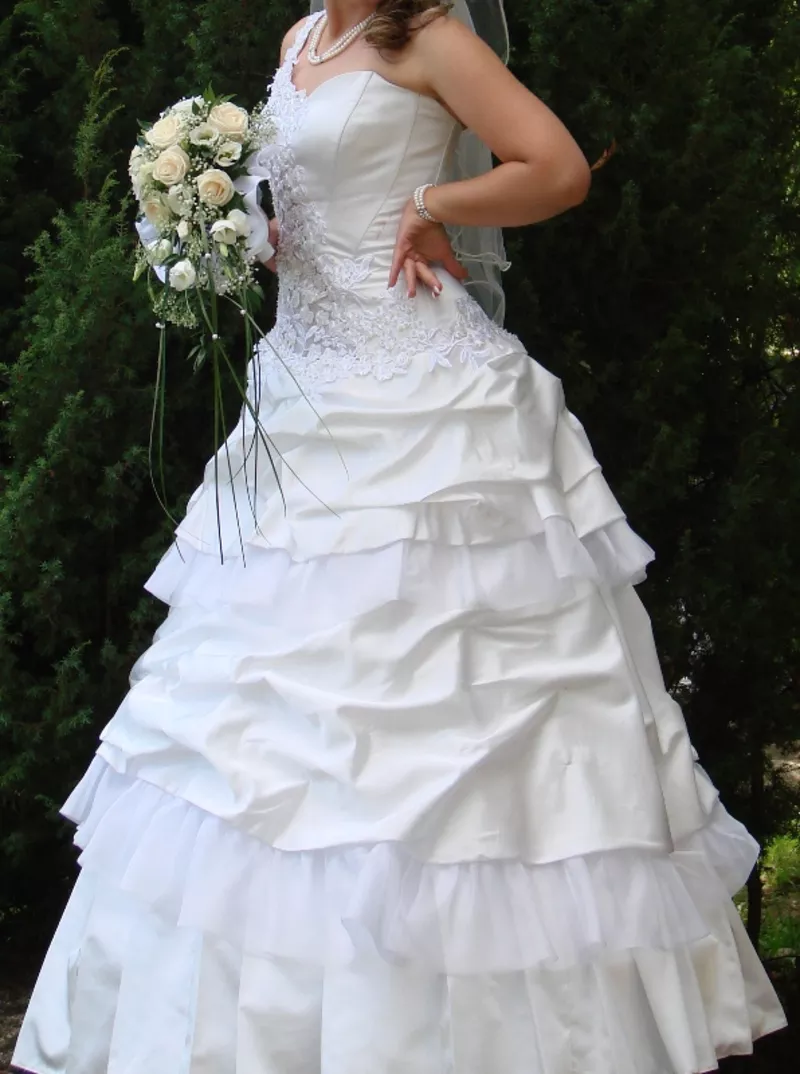 Свадебное платье из атласной ткани