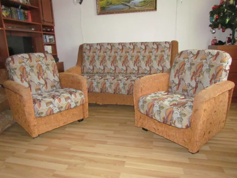 Продам мягкую мебель (диван и  два кресла)