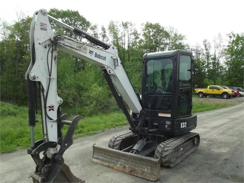 2011  Bobcat E32 