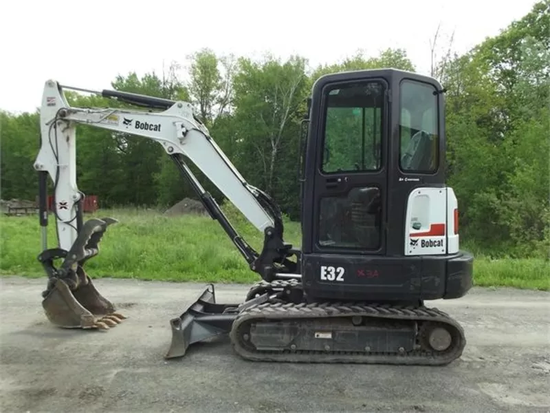 2011  Bobcat E32  3