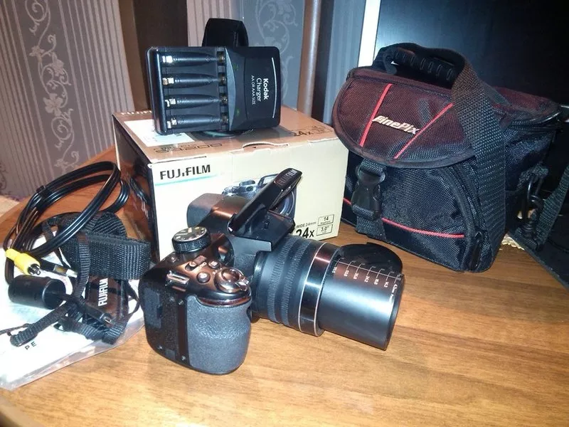 Продам полупрофессиональный фотоаппарат Fujifilm s4200