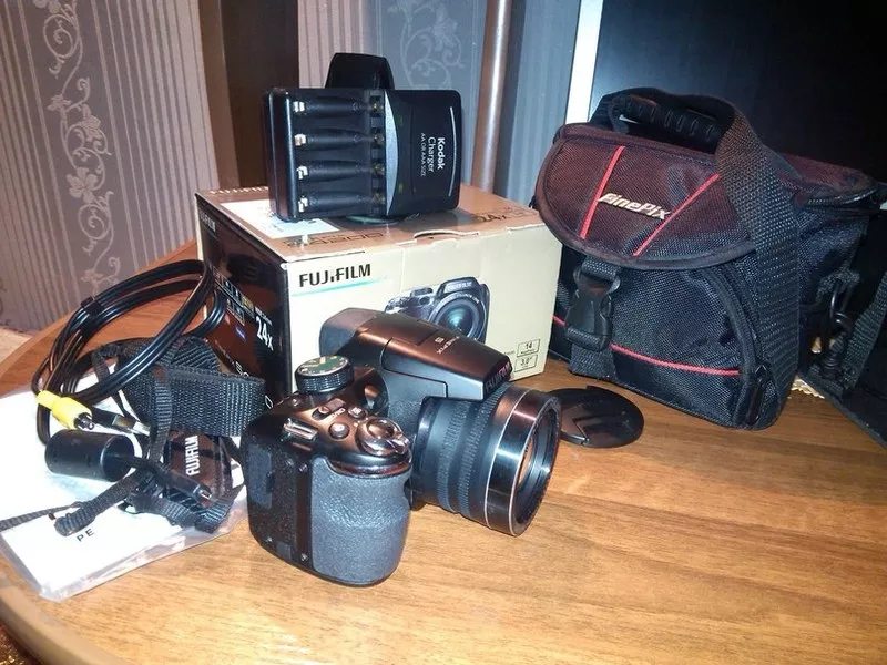 Продам полупрофессиональный фотоаппарат Fujifilm s4200 2