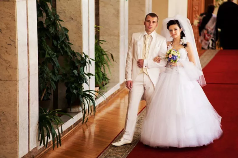 свадебные наряды -невесте платья, костюмы, фраки жениху 85