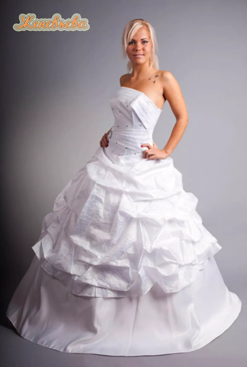 свадебные наряды к бракосочетанию-платье невесте, смокинг.костюм жениху 38