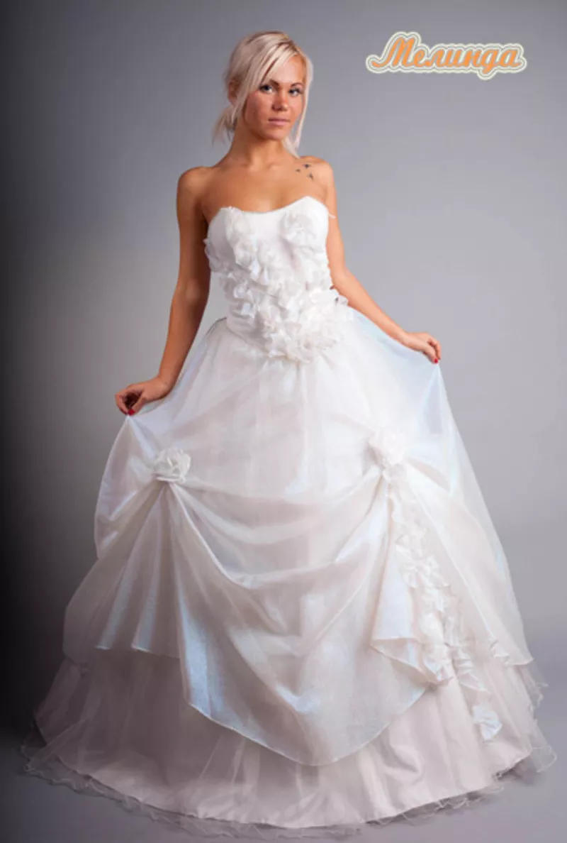 свадебные наряды к бракосочетанию-платье невесте, смокинг.костюм жениху 60