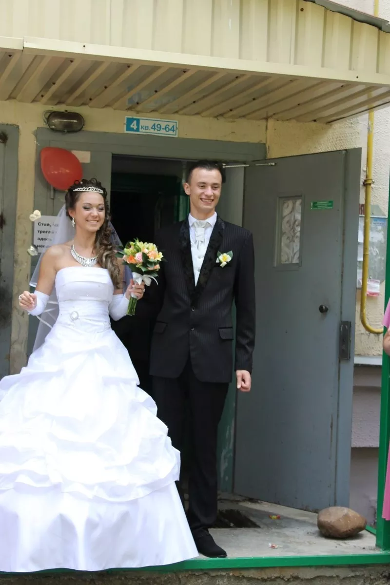 свадебные платья невесте и костюм, фрак жениху 5