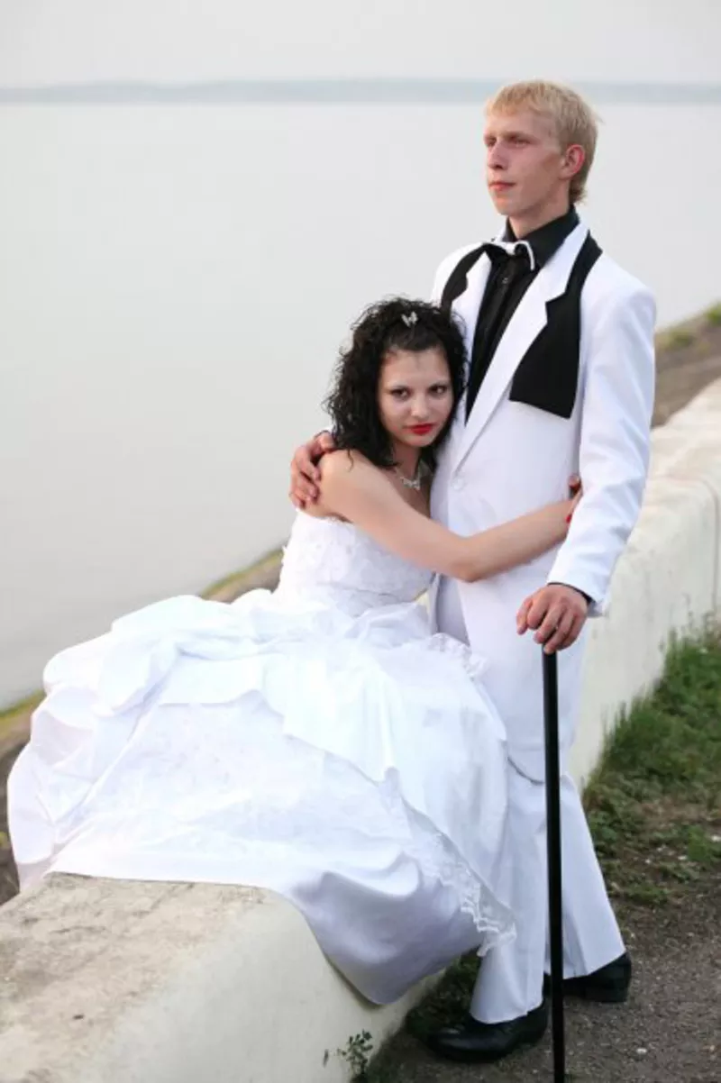  наряды новобрачным - платья  невесте и смокинги, фраки жениха 18