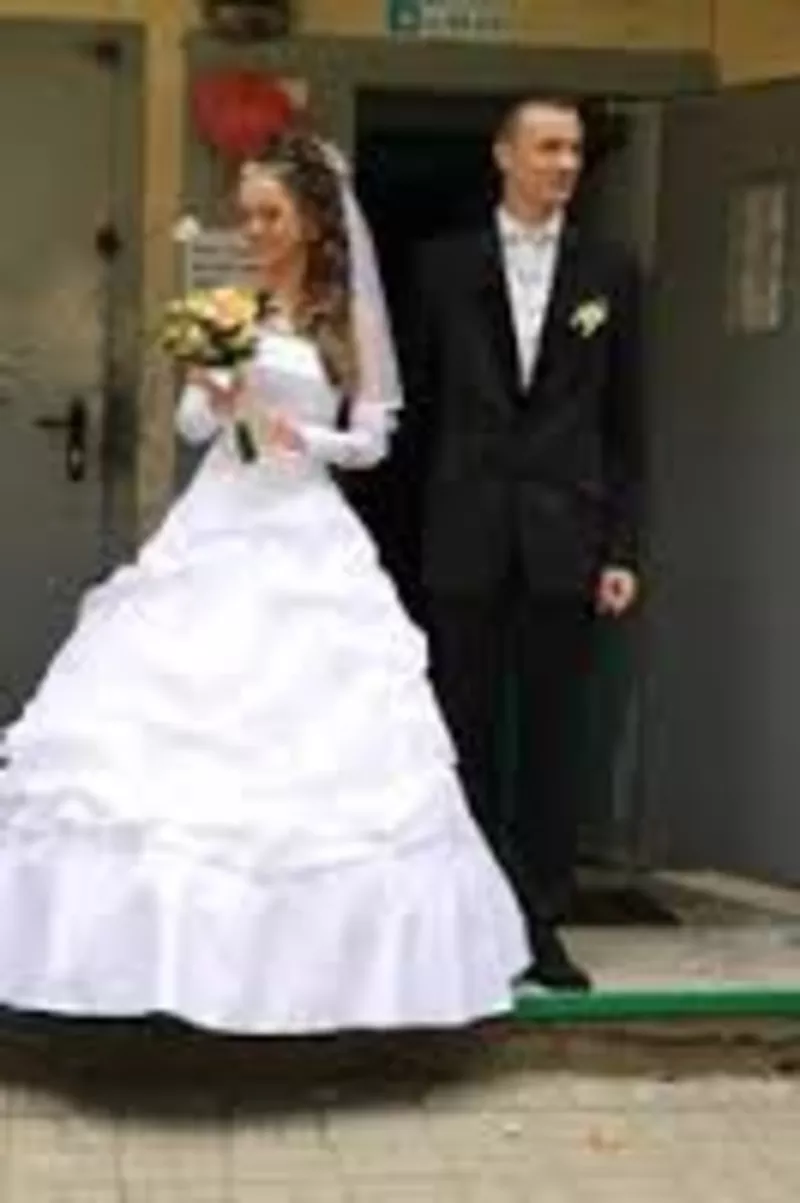 свадебные платья невесты и костюмы  жениха 