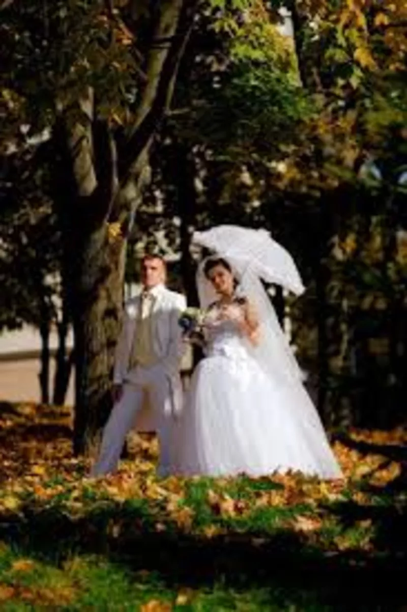 свадебные наряды:платья невесты и костюмы  жениха -недорого 2