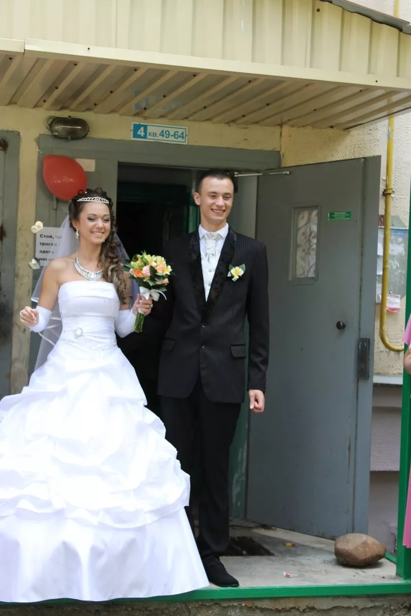 свадебные наряды:платья невесты и костюмы  жениха -недорого 26