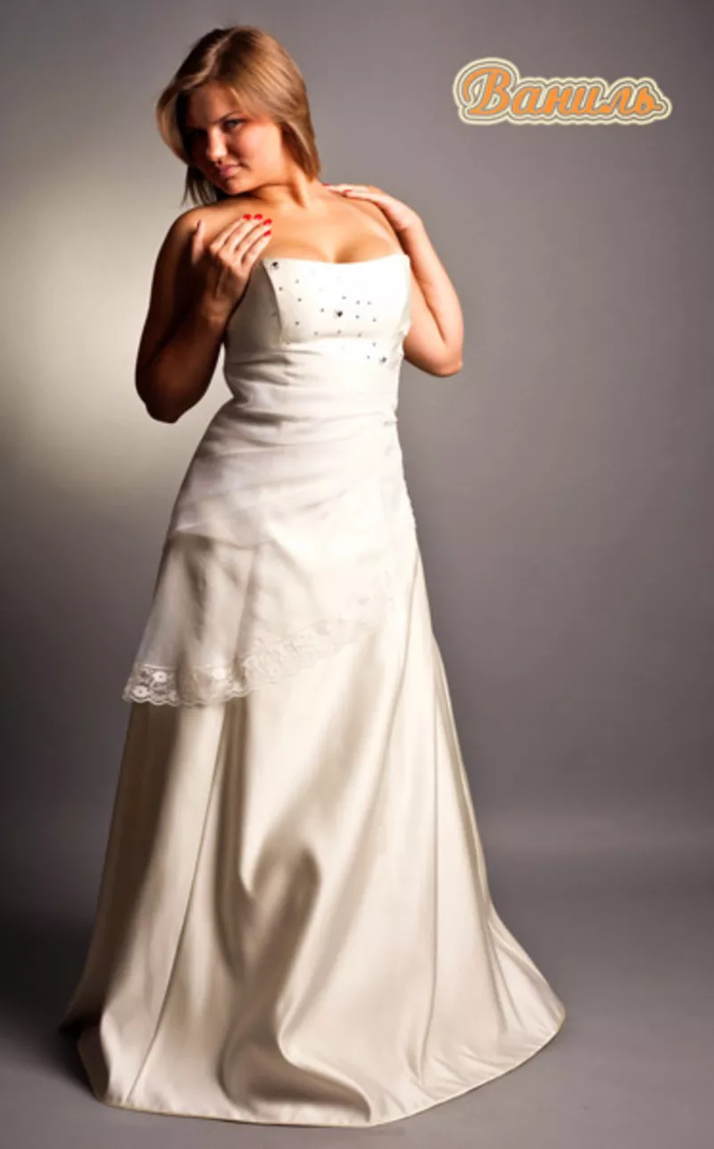 свадебные наряды:платья невесты и костюмы  жениха -недорого 31