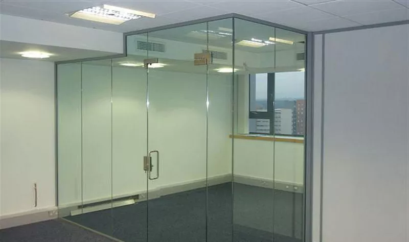 Интерьерные офисные перегородки и двери из каленого стекла,  алюминия   2