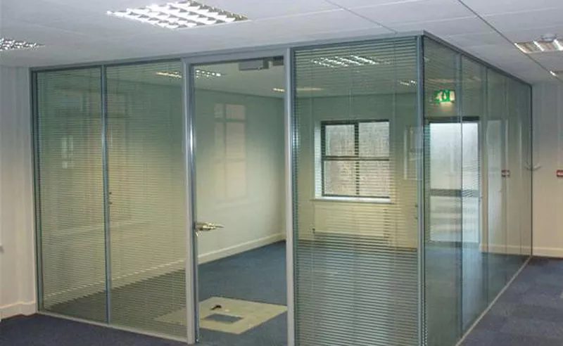 Интерьерные офисные перегородки и двери из каленого стекла,  алюминия   4