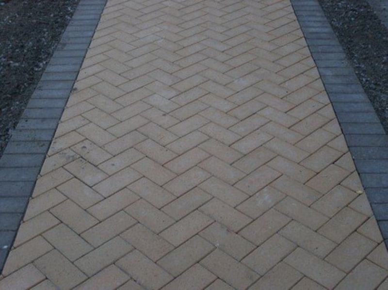 Укладка тротуарной плитки елочкой фото