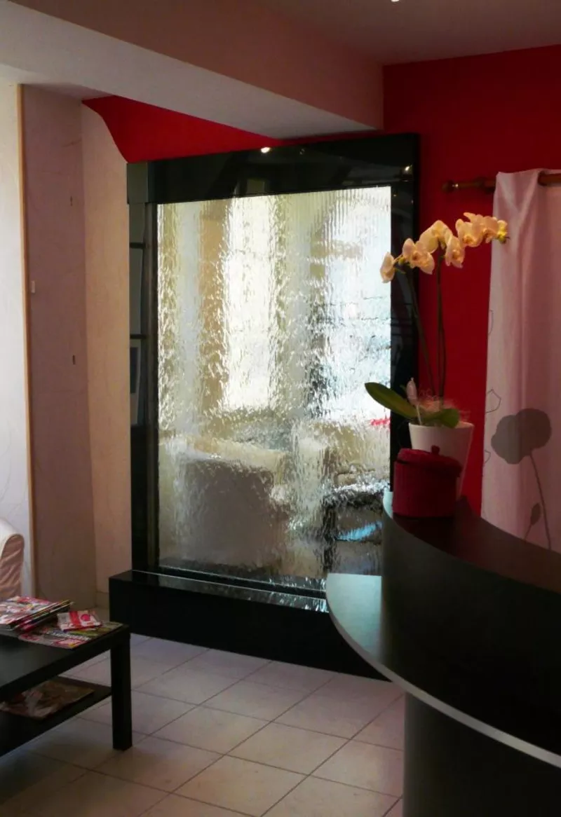 Водопады по стеклу позволяют дышать увлажненным воздухом в доме или оф