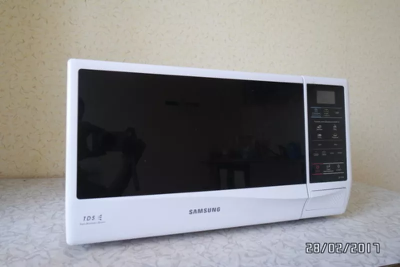 Продаю микроволновую печь Samsung me732kr
