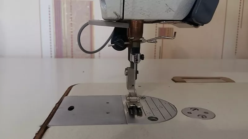 Продам  б/у промышленную швейную машинку Zoje zj9800A - D3B 4