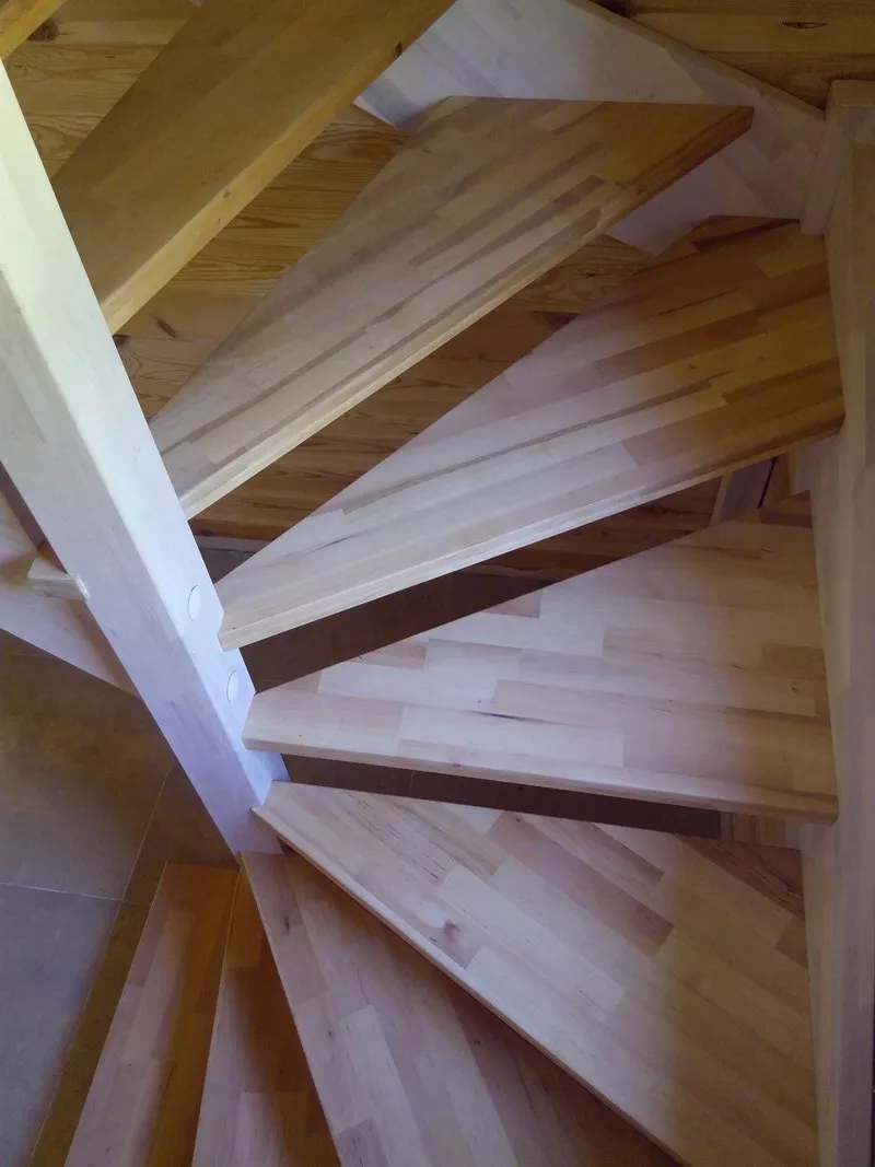 Производство и проектирование деревянных лестниц. Гарантия качества. Звоните 9