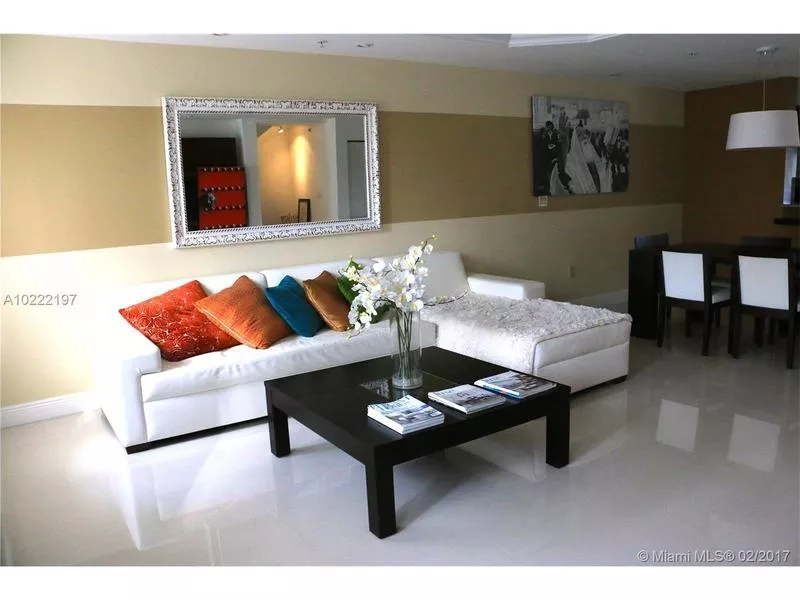 Продаются Удивительные трех-уровневые апартаменты в Майами