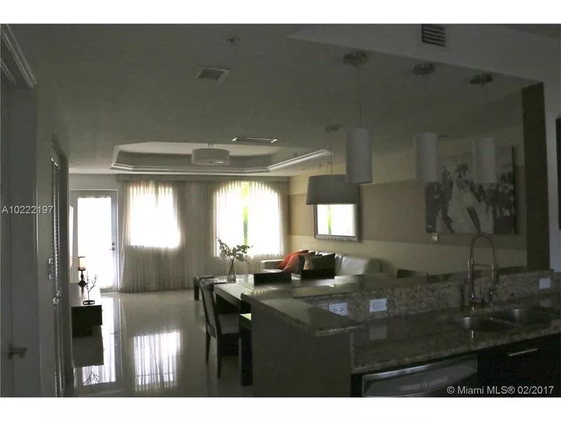 Продаются Удивительные трех-уровневые апартаменты в Майами 5