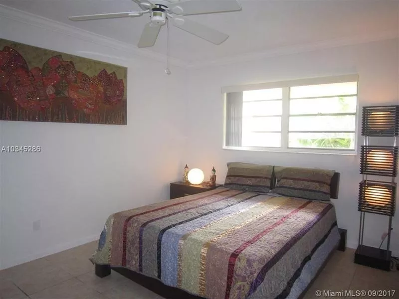 Продается прекрасная однокомнатная квартира в Майами в Sunny Isles Bea
