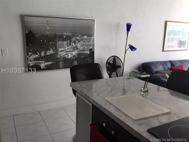 Продается прекрасная однокомнатная квартира в Майами в Халландейле 8