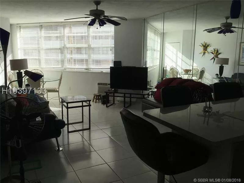 Продается прекрасная однокомнатная квартира в Майами в Халландейле 10