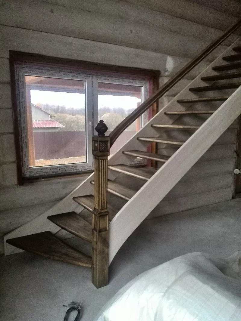 Деревянная лестница в дом или на дачу. Любая форма и размер. 2