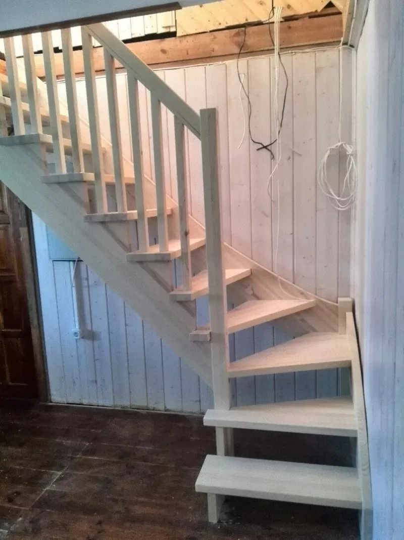 Деревянная лестница в дом или на дачу. Любая форма и размер. 3