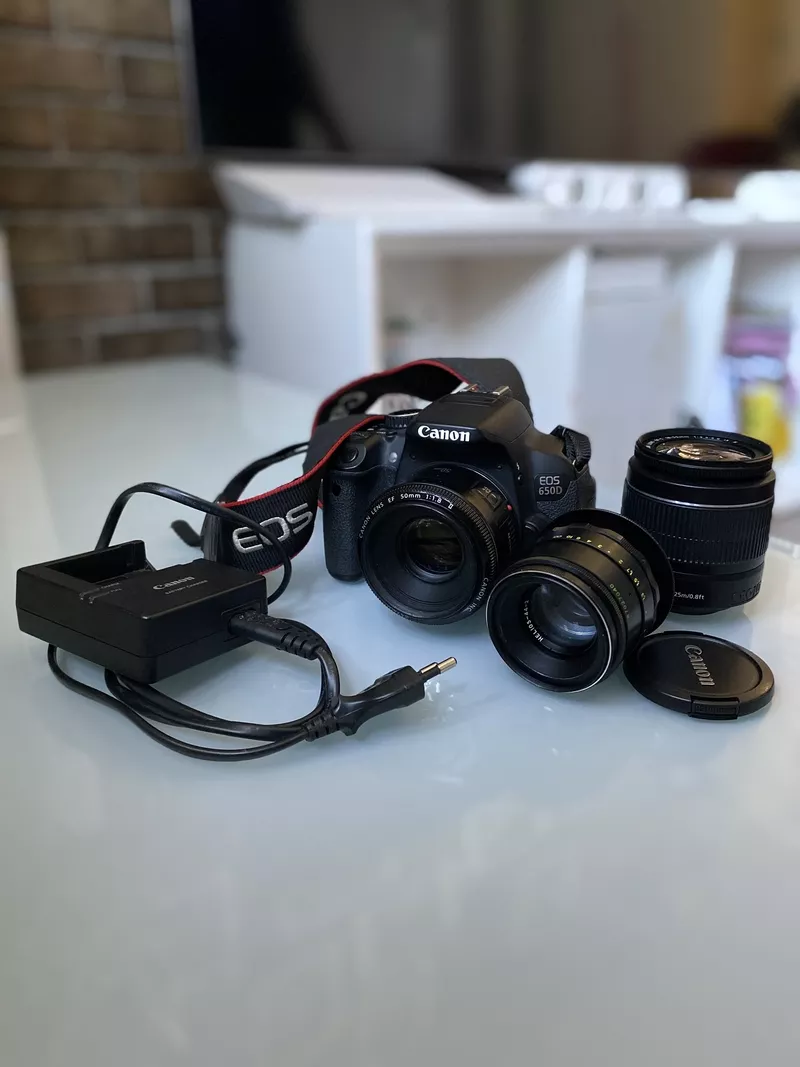 Зеркальный фотоаппарат Canon 650D с тремя объективами 2